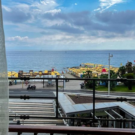 Splendido Appartamento Con Vista Mare Su Piazza Dante Varraze Exterior foto