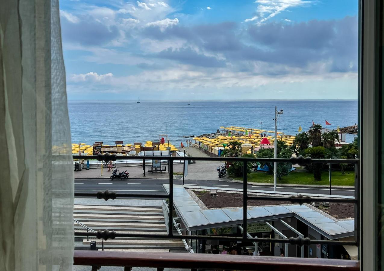 Splendido Appartamento Con Vista Mare Su Piazza Dante Varraze Exterior foto