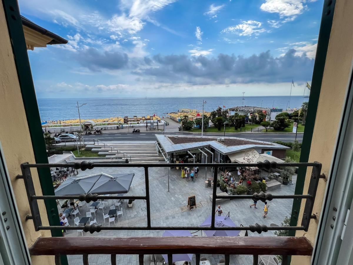 Splendido Appartamento Con Vista Mare Su Piazza Dante Varraze Exterior foto