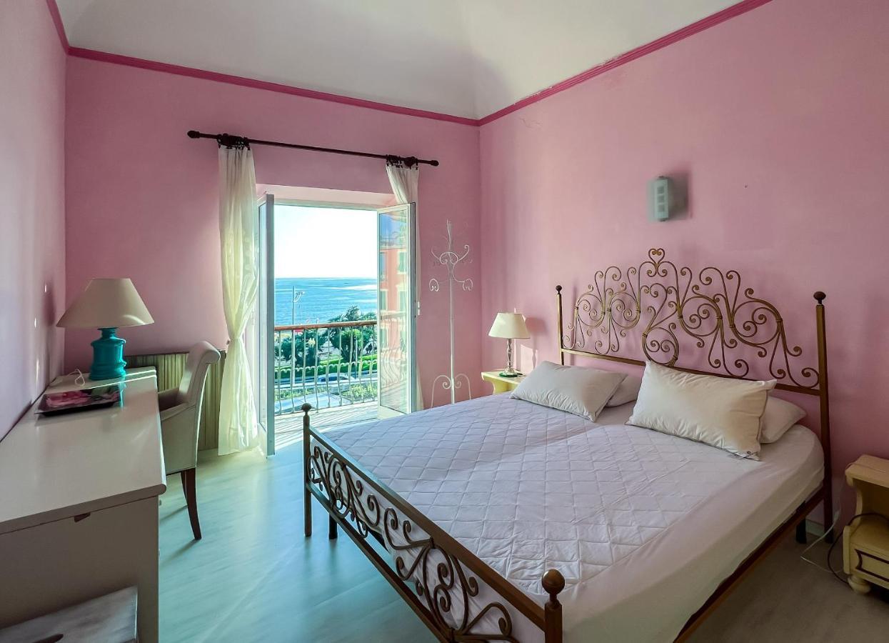 Splendido Appartamento Con Vista Mare Su Piazza Dante Varraze Exterior foto